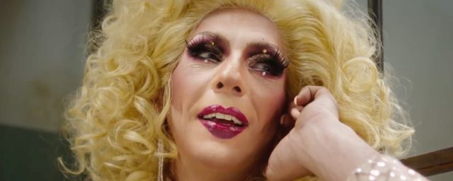 Balthazar se travesti en drag queen le temps d'une séquence.