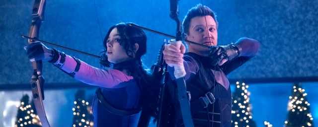 Hailee Steinfeld et Jeremy Renner dans Hawkeye