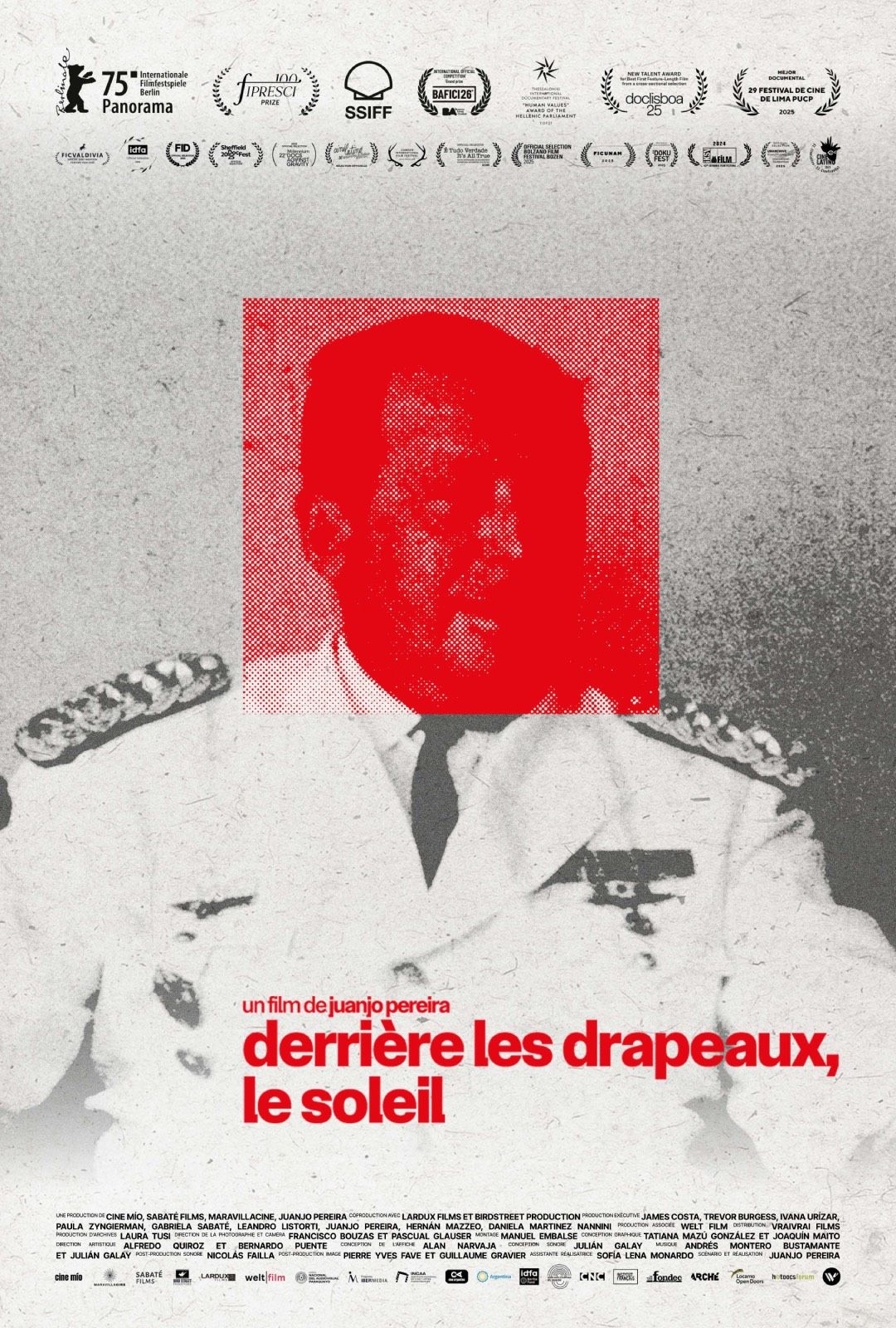 Derrière les drapeaux, le soleil