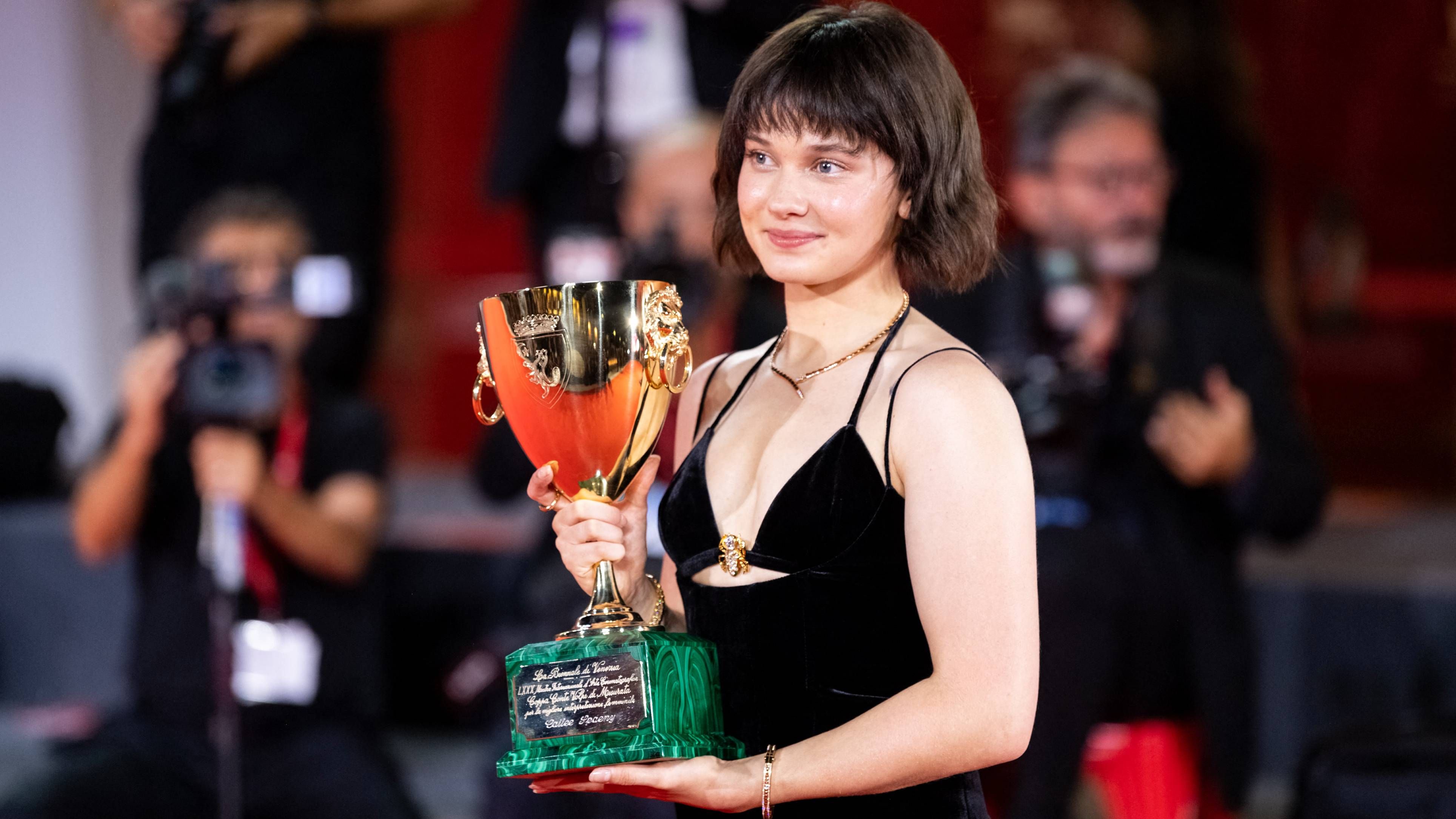 Cailee Spaeny prend la pose avec son prix au Festival de Venise 2023