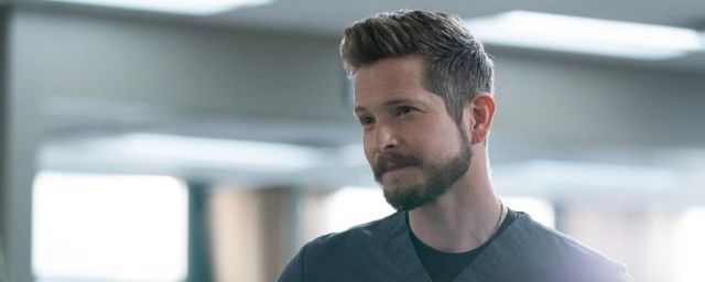 Matt Czuchry dans The Resident.