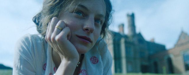 Emma Corrin dans L'Amant de Lady Chatterley