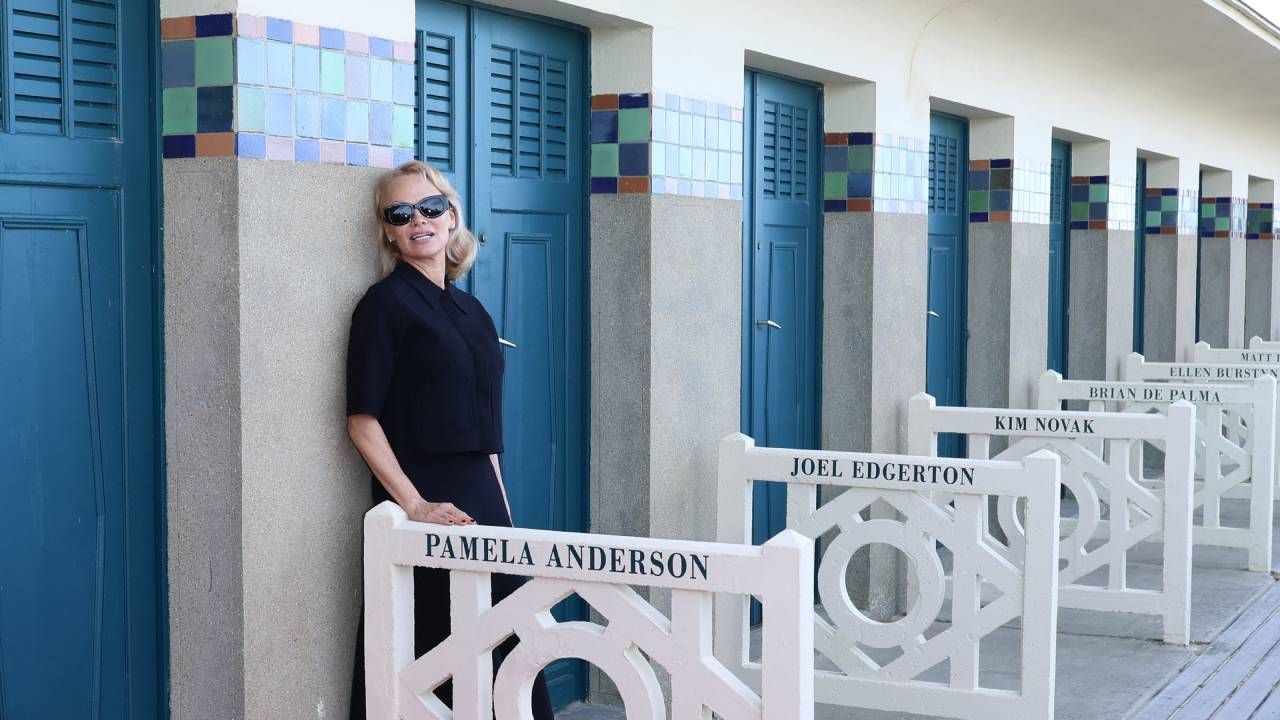 Pamela Anderson à l'inauguration de sa cabine de plage