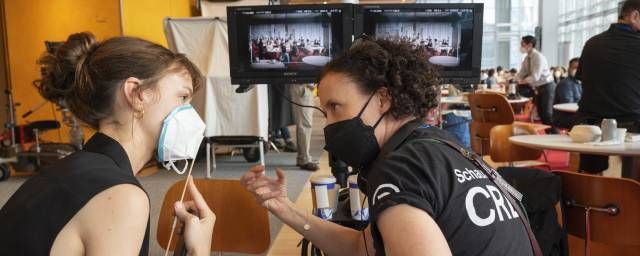 La réalisatrice Maria Schrader face à Carey Mulligan.