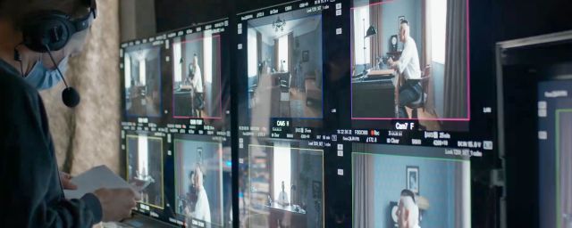 Dix moniteurs pour 10 caméras installées dans la maison.