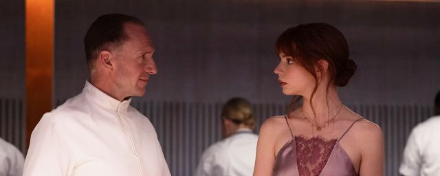 Ralph Fiennes et Anya Taylor-Joy dans 