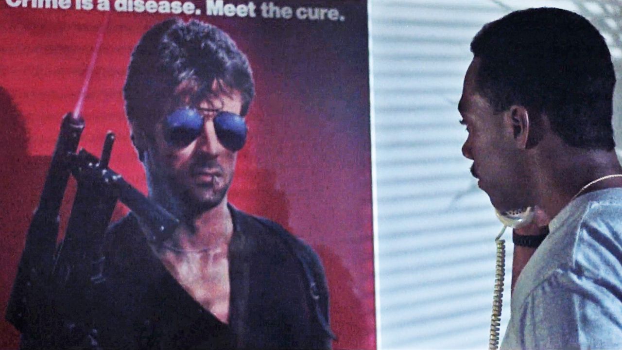 Axel Foley devant l'affiche de 