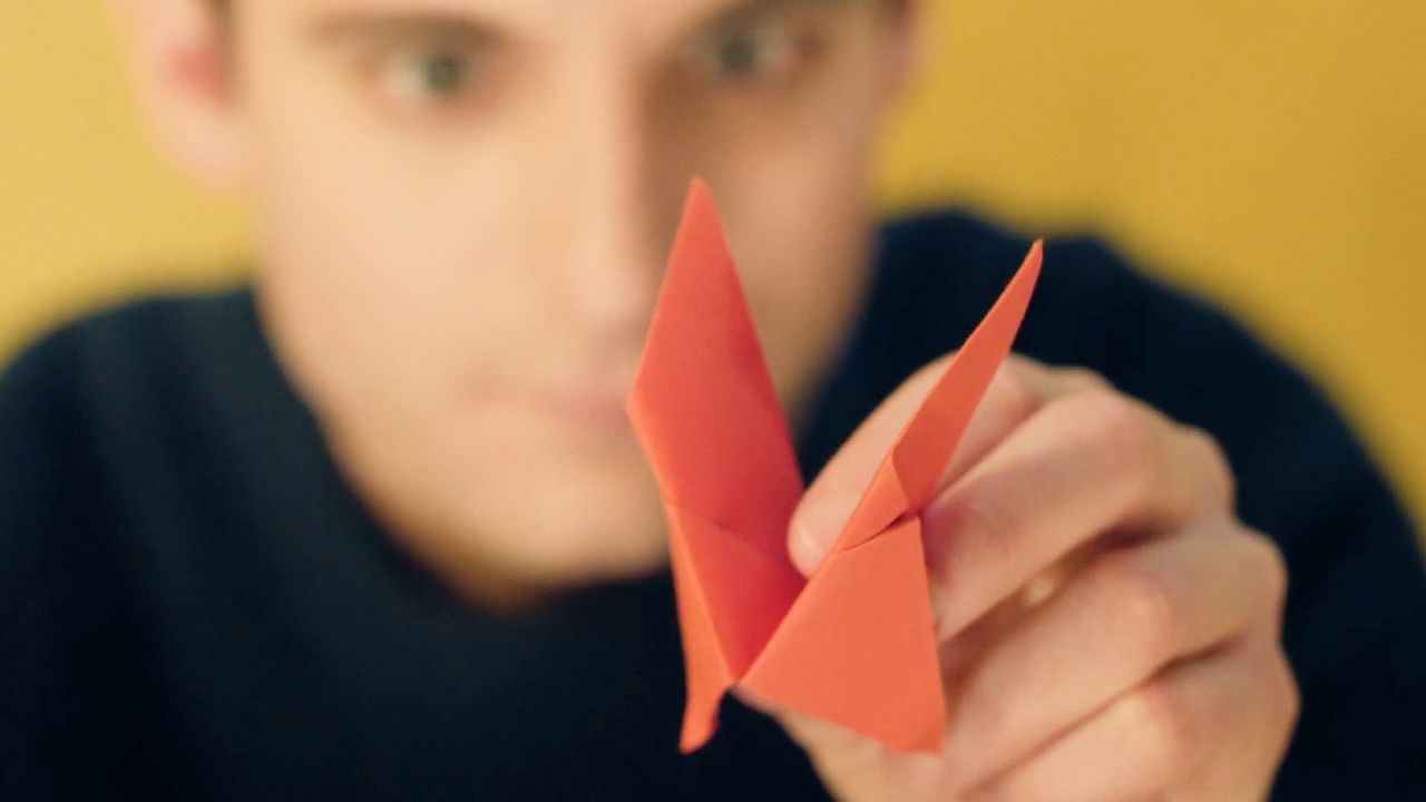 Plus belle la vie : c'est quoi cette cocotte en papier que reçoit Darius à la fin de l'épisode ? Nans Dissoubray répond