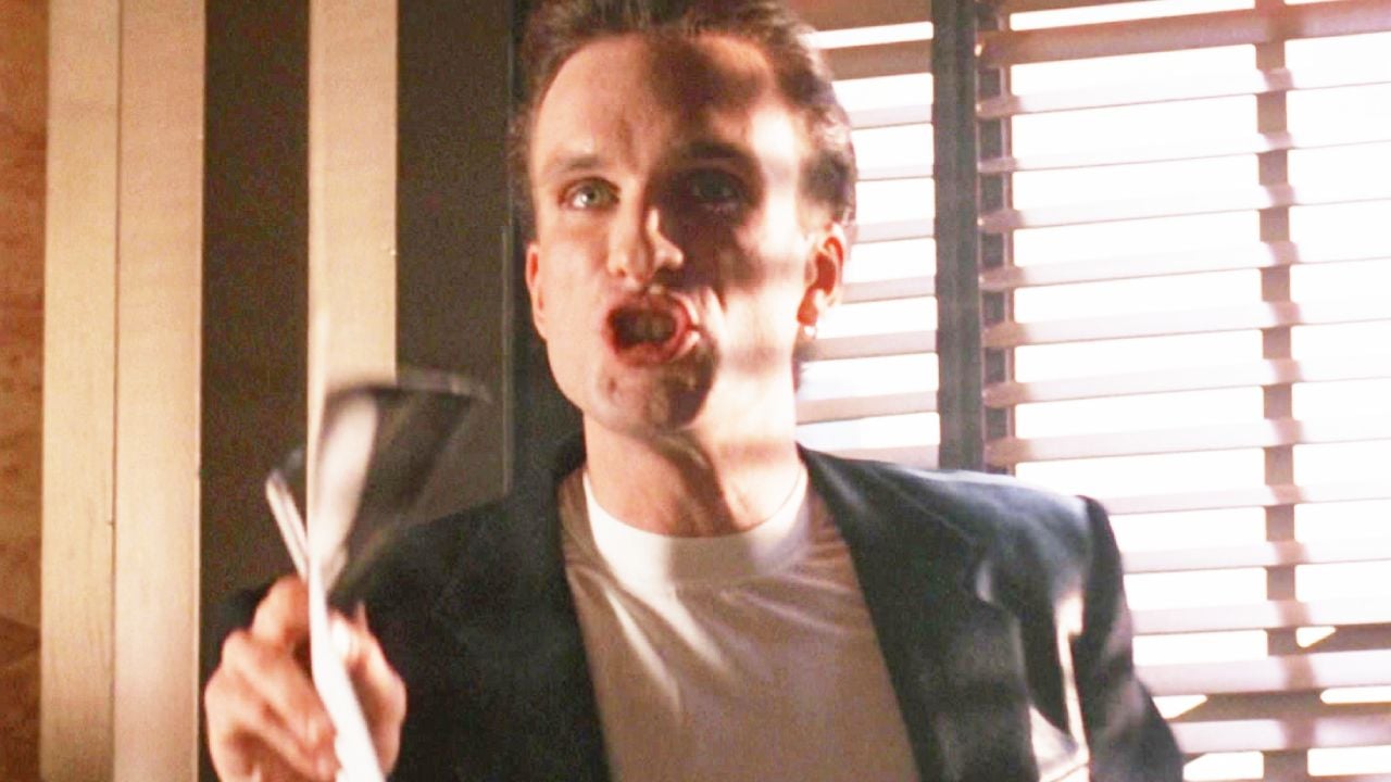 Vous vous souvenez de lui ? 32 ans après son face-à-face avec Jim Carrey, ce méchant culte des années 90 est toujours aussi percutant