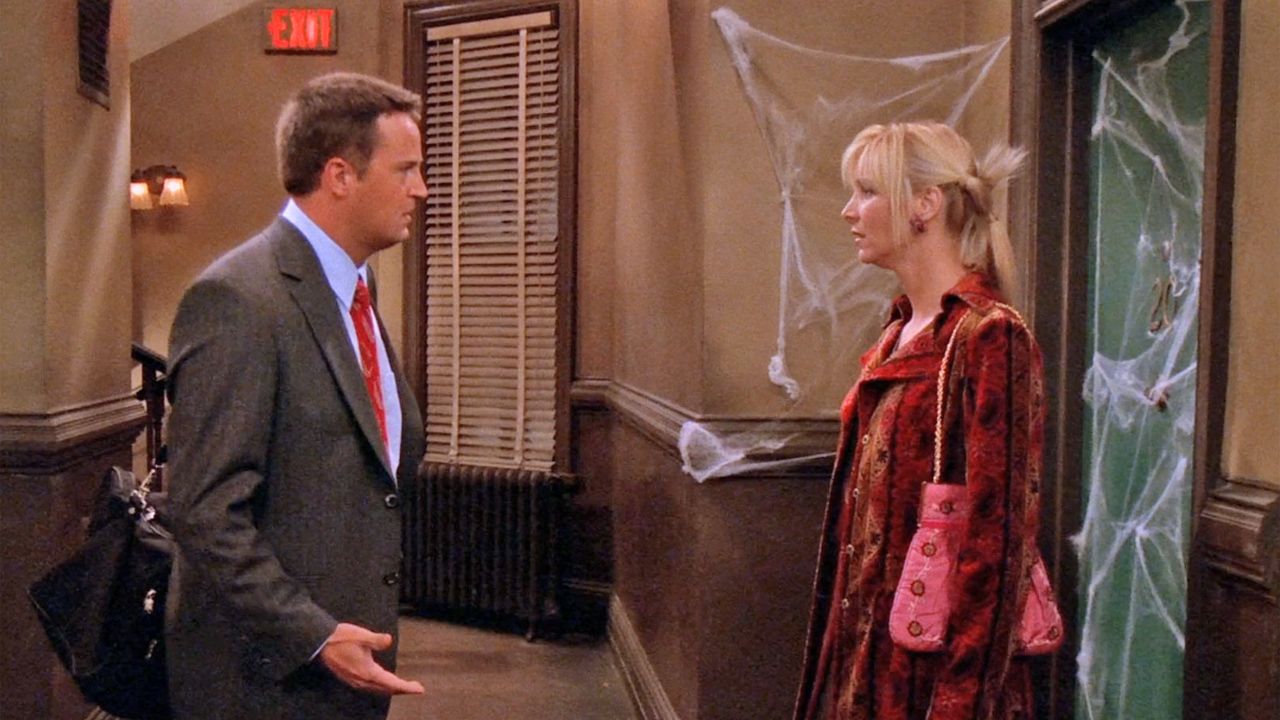 Chandler (sentant la cigarette) et Phoebe