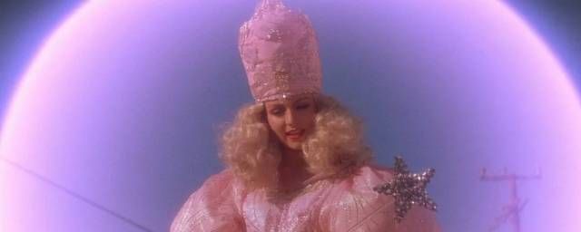 Sheryl Lee en fée Glinda dans 