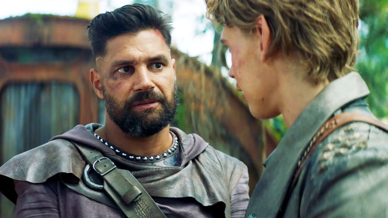 Manu Bennett face à Austin Butler dans 