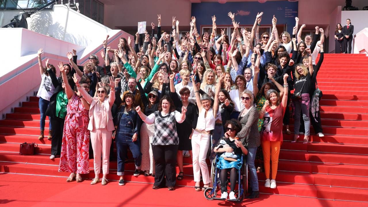 Judith Godrèche sur les marches de Cannes en mai 2024 avec des victimes de violences sexuelles