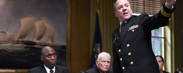 Lance Reddick (à gauche) et Kiefer Sutherland (à droite) dans 