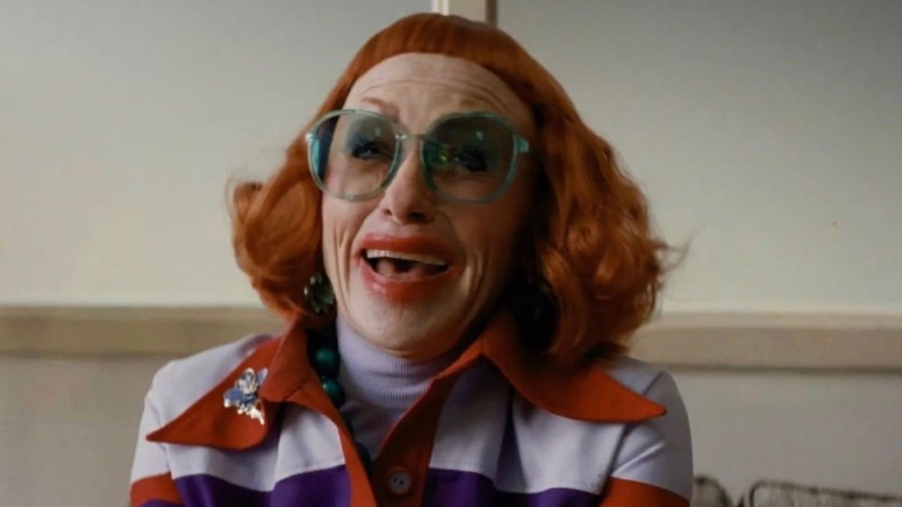 Amy Madigan dans la peau de tante Gladys dans 