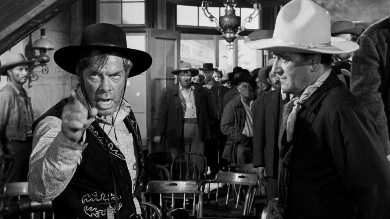 Liberty Valance interpretado por Lee Marvin, ao lado de John Wayne