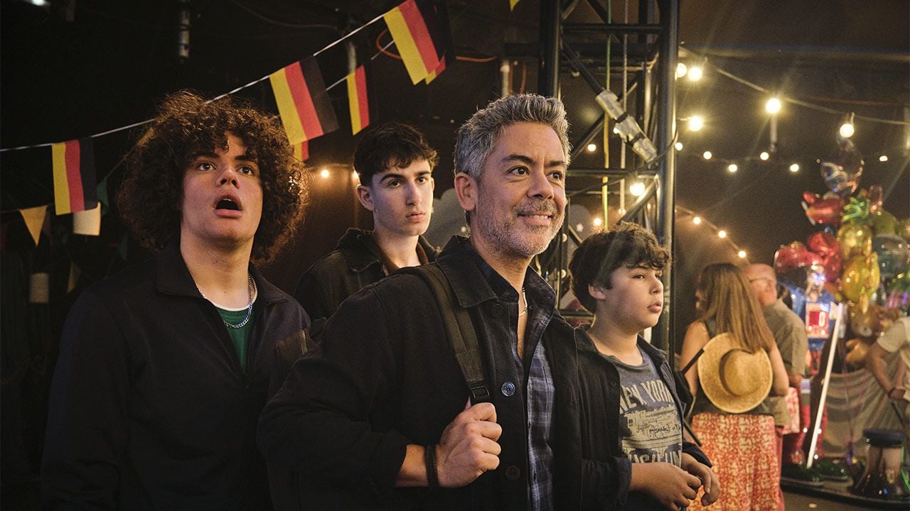 Voyage scolaire chaotique, quiproquos et duo explosif : les premières images de Deviens Génial avec Manu Payet et Melha Bedia donnent le ton !