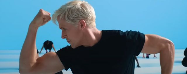Ryan Gosling sort les muscles et pousse la chansonnette