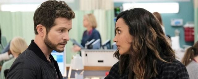 Jessica Lucas face à Matt Czuchry dans The Resident.