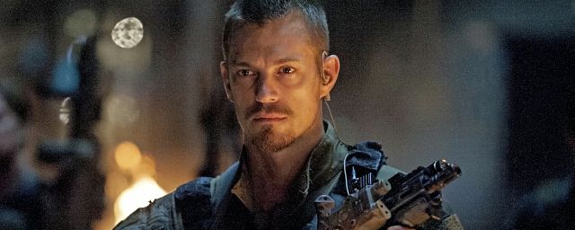 Joel Kinnaman em “Esquadrão Suicida” (2016)