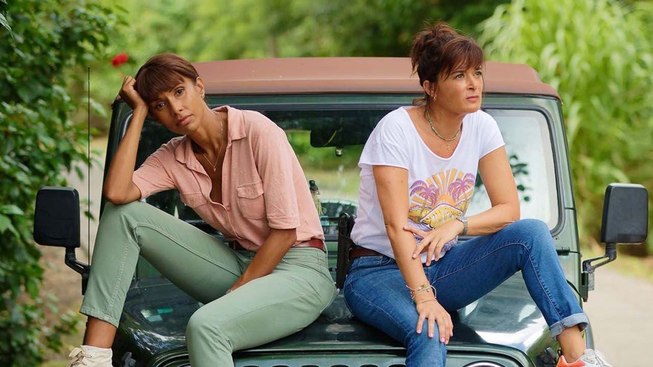 Criminal Tropics in France 2: This statement does not apply to the series fans with Sonia Roland and Beatrice de la Bullet Criminal Tropics in France 2: This statement does not apply to the series fans with Sonia Roland and Beatrice de la Bullet