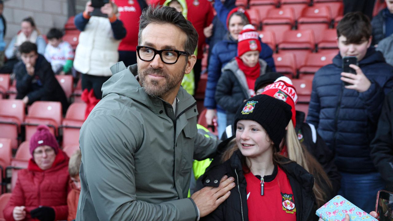Ryan Reynolds accompagné d'une jeune supportrice du Wrexham AFC
