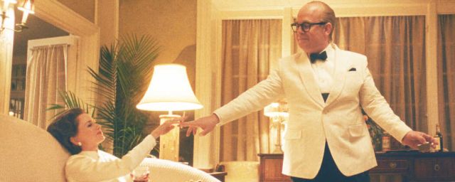 Naomi Watts et Tom Hollander dans 