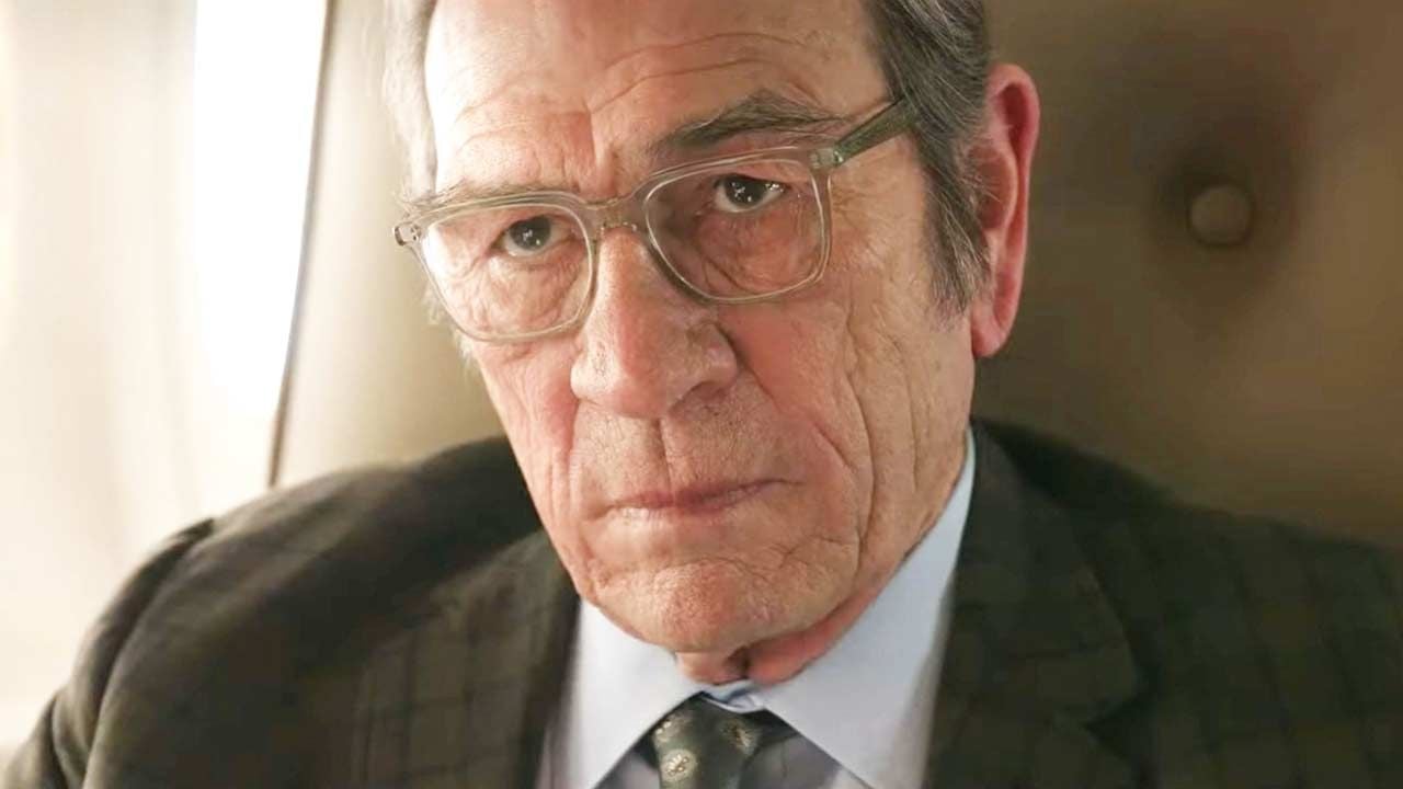"Je me suis mis très en colère" : il y a 18 ans, Tommy Lee Jones a mené la vie dure à ce grand réalisateur français sur le tournage de ce thriller noté 4,1 sur 5