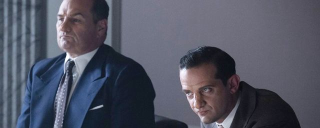 Joseph McCarthy (Chris Bauer) et Roy Cohn (Will Brill) dans 