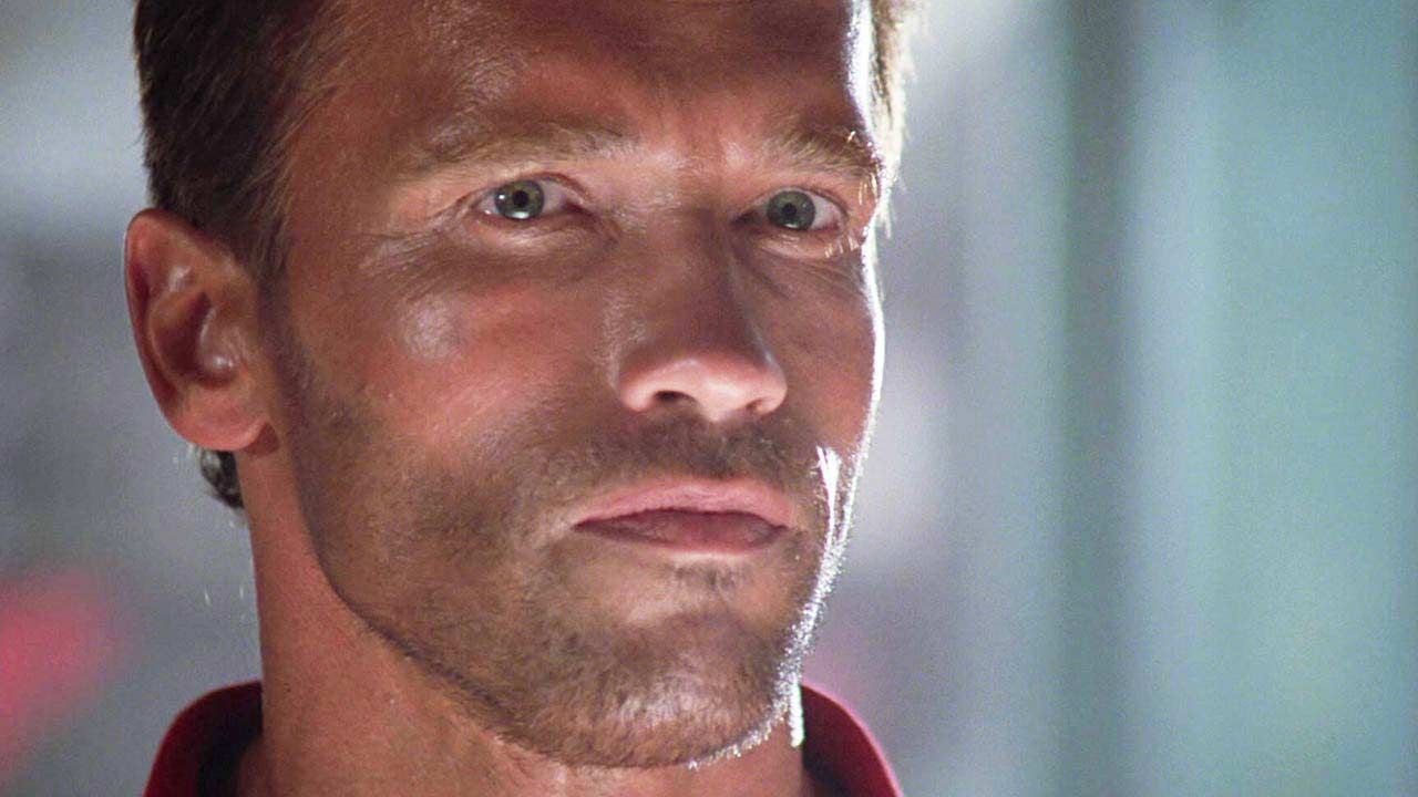 "Ça n'a pas marché" : il y a 24 ans, ce chef-d'œuvre de la science-fiction a failli être interprété par Arnold Schwarzenegger