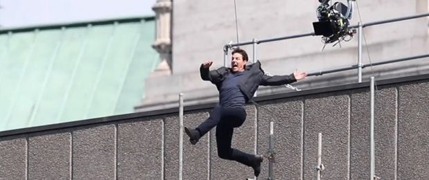 Tom Cruise sur le tournage de Mission impossible 6, dans la scène où il se blessera.