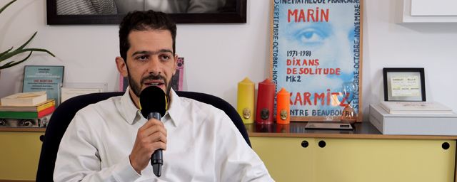 Elisha Karmitz au micro d'AlloCiné