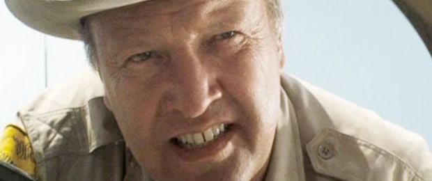 James Dickey, dans son caméo de shérif.