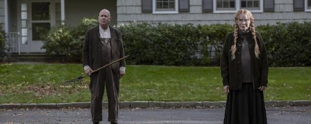 Les voisins Jasper (Terry Kinney) et Pearl (Mia Farrow) dans