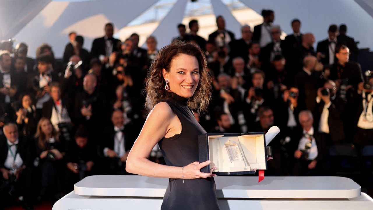 Coralie Farjit and her screenplay prize at Cannes in May 2024.