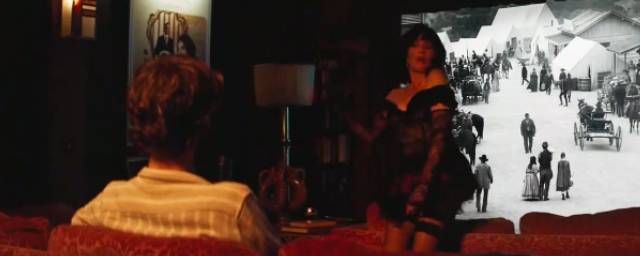 Un strip-tease d'Isabelle Adjani devant Pierre Niney dans Mascarade