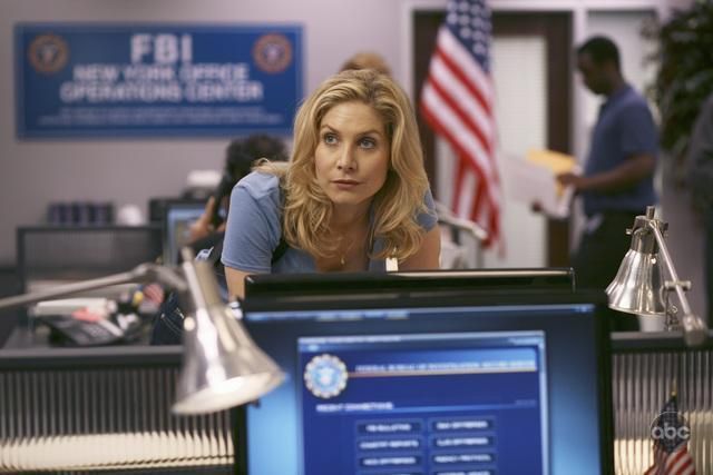 V (2009) : Photo Elizabeth Mitchell - 107 sur 162 - AlloCiné