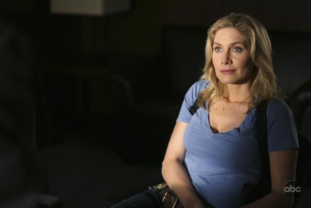 V (2009) : V (2009) : Photo Elizabeth Mitchell - 96 sur 158 - AlloCiné