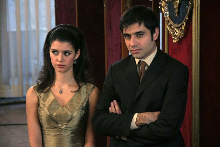 Photo de Beren Saat Photo Beren Saat, Cansel Elçin Photo 47 sur 48 AlloCiné