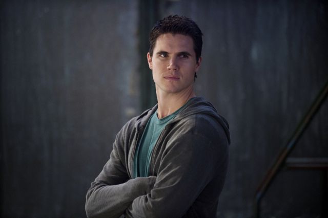 Robbie Amell facts