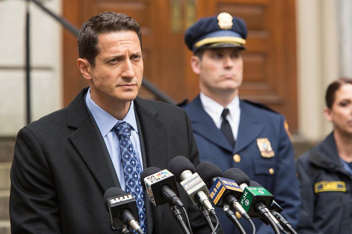 Grimm : Grimm : Photo Sasha Roiz - 259 sur 830 - AlloCiné - Sasha Roiz Height – Grimm Star's Towering Presence