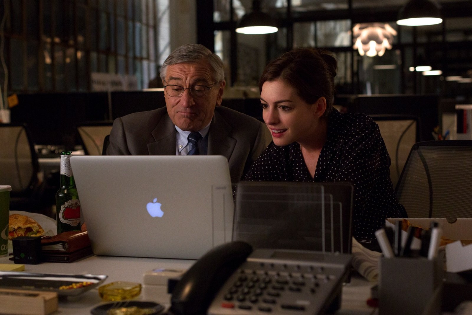 Photo de Robert De Niro - Le Nouveau stagiaire : Photo Anne Hathaway,  Robert De Niro - Photo 308 sur 655 - AlloCiné