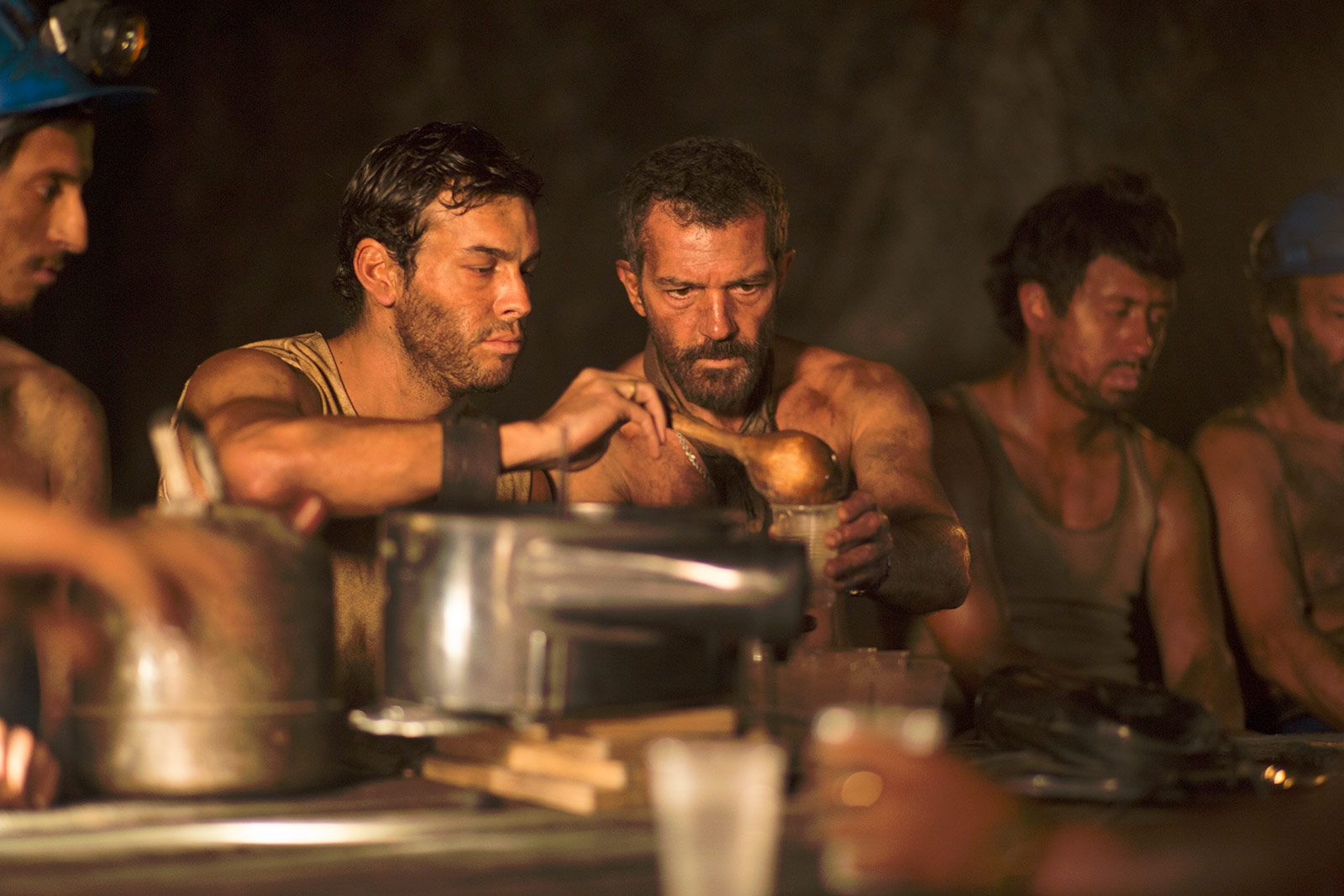 Films Et Séries Tv Avec Mario Casas Photo de Antonio Banderas - The 33 : Photo Antonio Banderas, Mario Casas -  AlloCiné