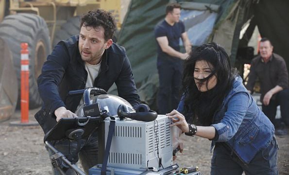 Ici Tout Commence Saison 2 épisode 163 Scorpion : Photo Eddie Kaye Thomas, Jadyn Wong - 221 sur 459 - AlloCiné