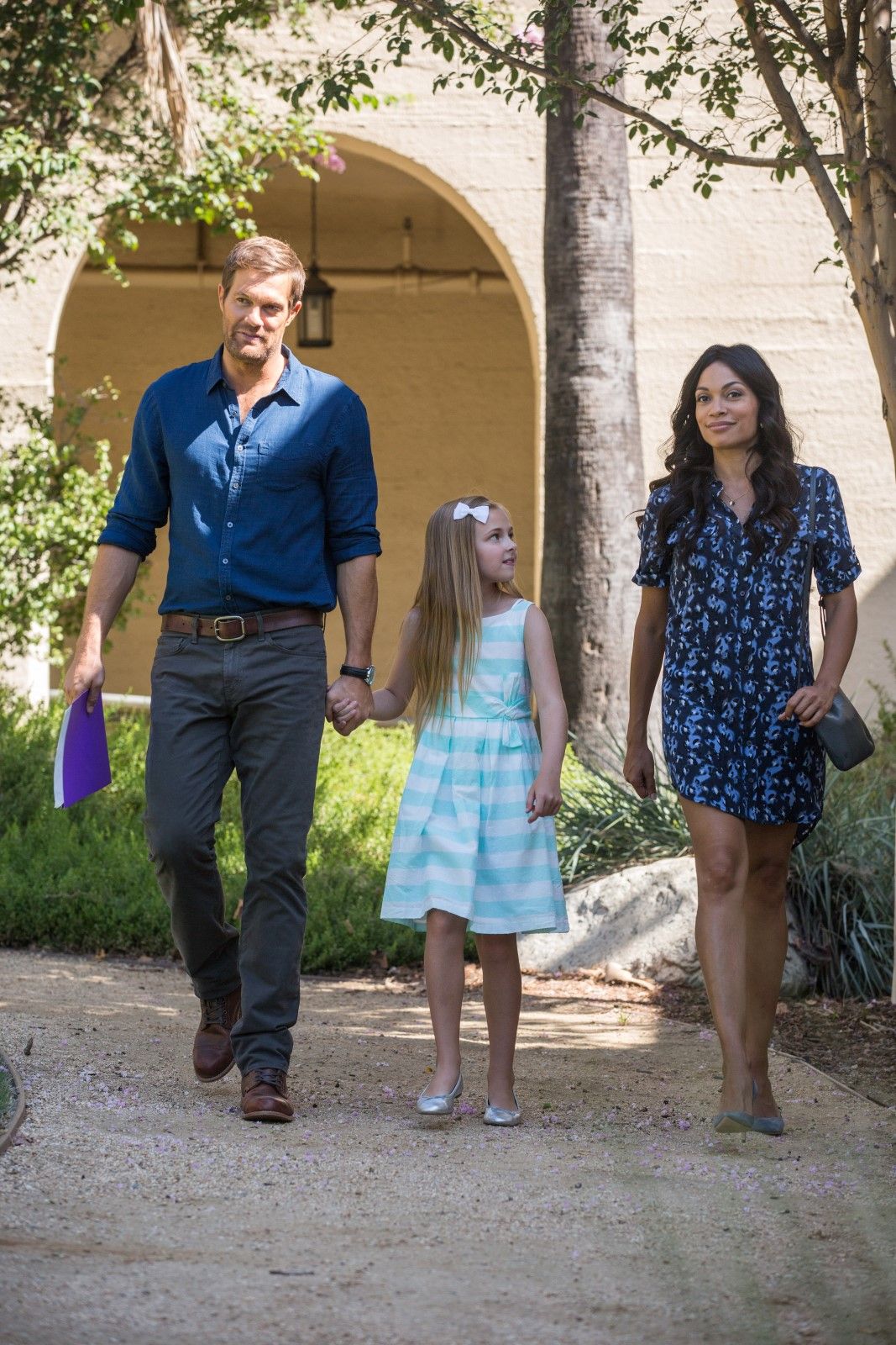 Photo de Isabella Kai Rice - Rivales : Photo Geoff Stults, Rosario ...