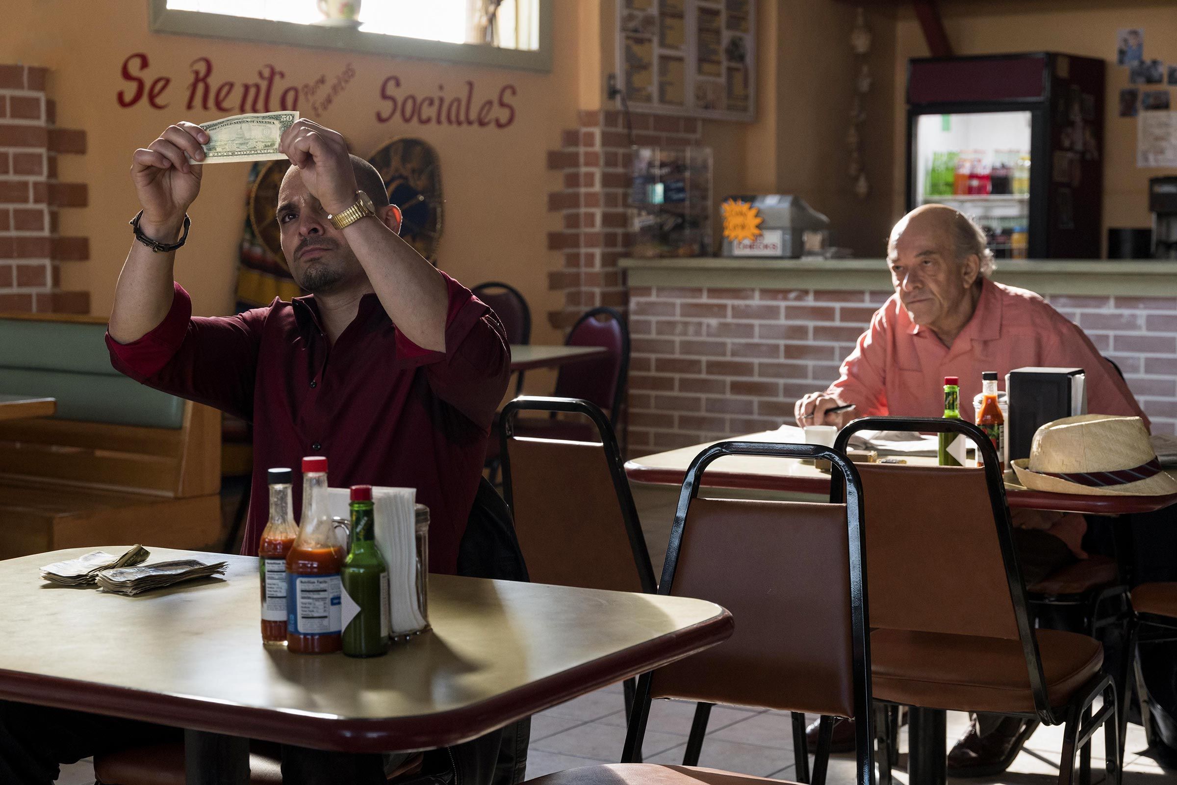 Films Et Séries Tv Avec Mark Margolis Better Call Saul : Photo Mark Margolis, Michael Mando - 94 sur 211