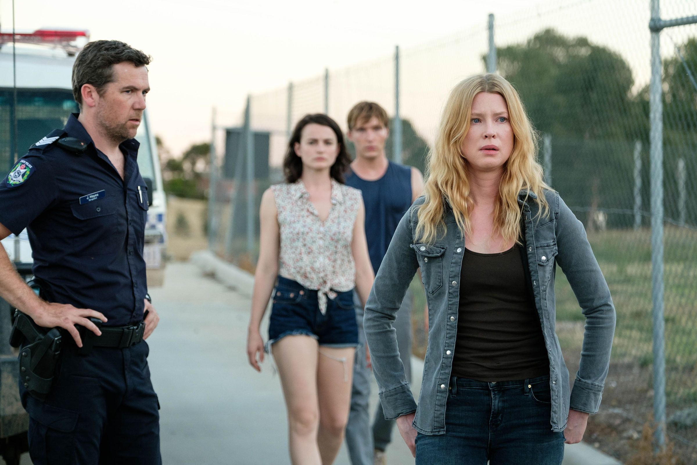 Glitch Photo Emily Barclay Ford, Sean Keenan, Emma Booth, Patrick Brammall 23 sur 25 AlloCiné