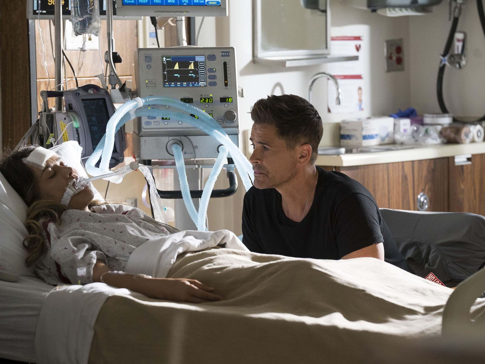 Code Black : Photo Moon Bloodgood, Rob Lowe - 2 sur 189 - AlloCiné