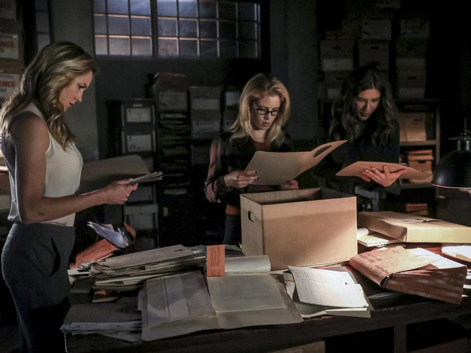 Photo De Juliana Harkavy Arrow Photo Katie Cassidy Juliana Harkavy Emily Bett Rickards 9768