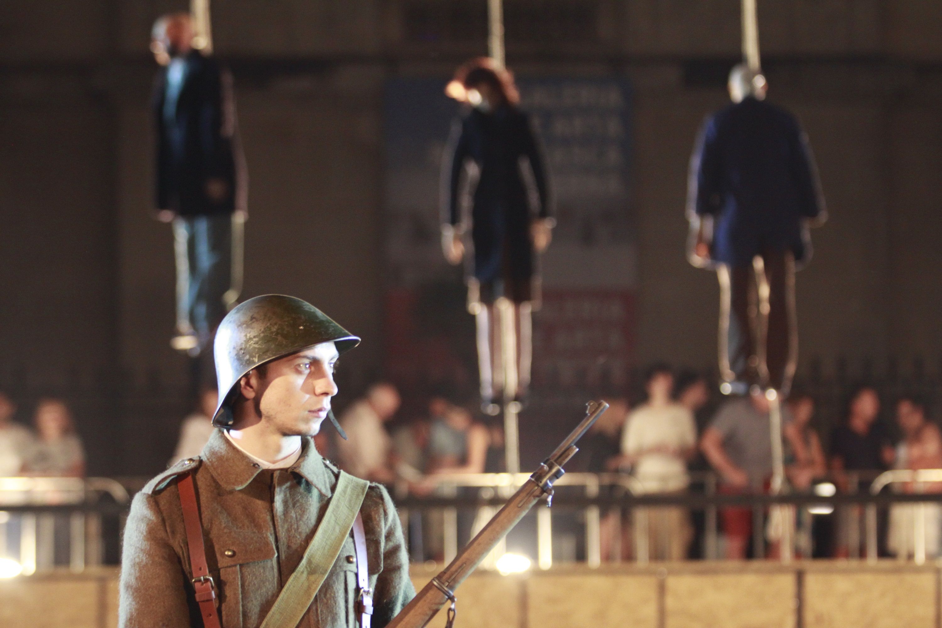 Photo du film « Peu m'importe si l'Histoire nous considère comme des barbares » Photo 1 sur 12 Photo du film « Peu m'importe si l'Histoire nous considère comme des barbares » Photo 1 sur 12
